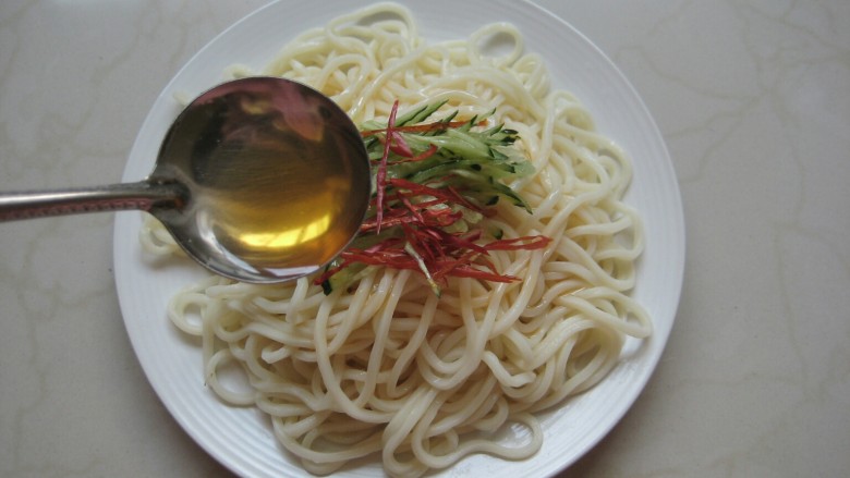 双鲜拌面&自制虾油:又懒又饿来碗快手拌面,放入黄瓜丝,红椒丝,倒入虾油。