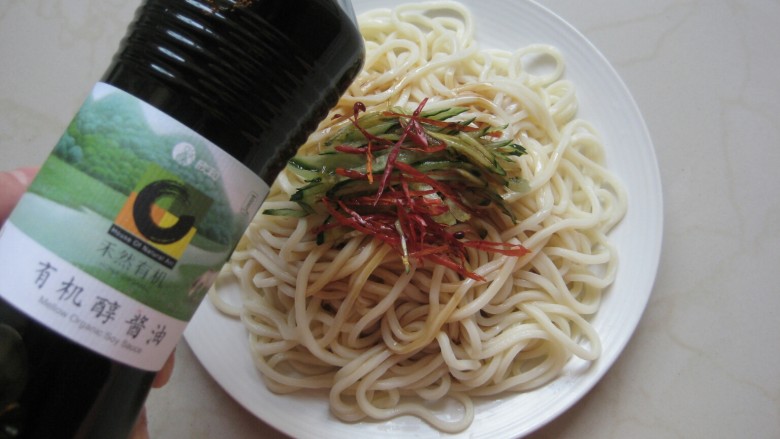 双鲜拌面&自制虾油:又懒又饿来碗快手拌面,倒入酱油,盐。