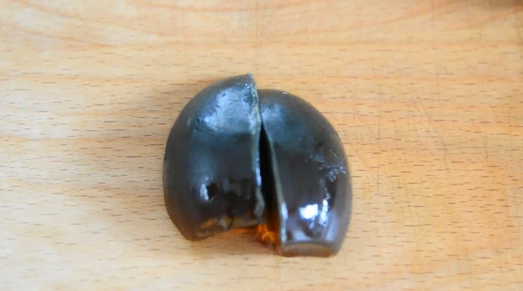 夏天最爽口的搭配——皮蛋拌黄瓜,皮蛋去壳,切成4瓣备用