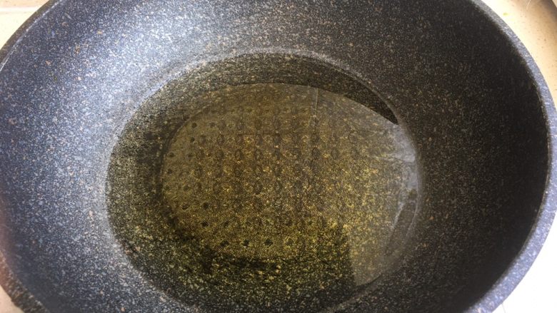 油泼辣子(辣椒油),无水锅内放入油