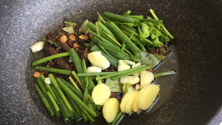 油泼辣子(辣椒油),然后转中火
