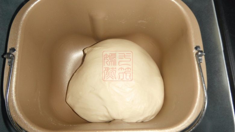 巧克力甜甜圈,然后将面团用面包机的发酵功能,发酵40分钟,直至面团变成原来体积的2倍大,