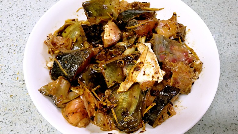 蒜香豆豉蒸鱼头,锅里烧开水,把鱼头倒入蒸盘,放入蒸锅,蒸5分钟。