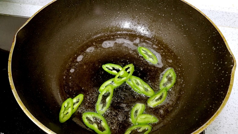 蒜香豆豉蒸鱼头,炒锅里热油,稍稍煎一下青椒圈。