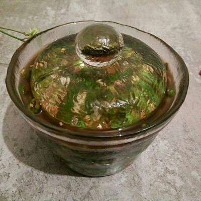 #辣味#在家也可以腌制辣椒,装在这种特制的坛子里呀,压一晚就可以吃。家里如果没有这种罐子,用玻璃罐子也可以,天热的话记得放冰箱冷藏。