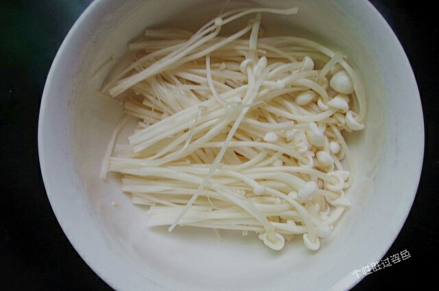 番茄金针菇蛋汤,<a style='color:red;display:inline-block;' href='/shicai/ 234'>金针菇</a>去根,用手撕成一根一根的,用水冲洗干净待用