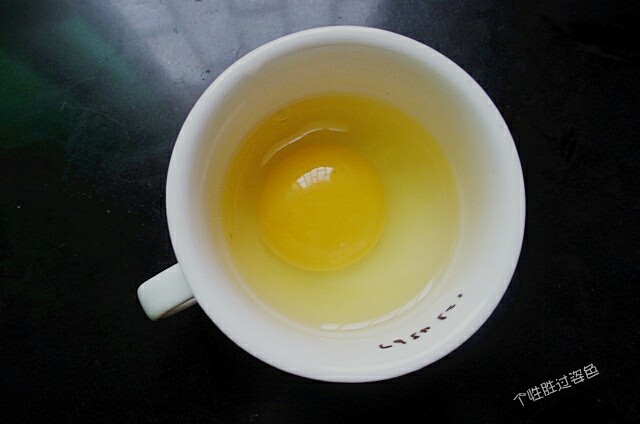 番茄金针菇蛋汤,<a style='color:red;display:inline-block;' href='/shicai/ 9'>鸡蛋</a>磕开放入碗里,用筷子打散
