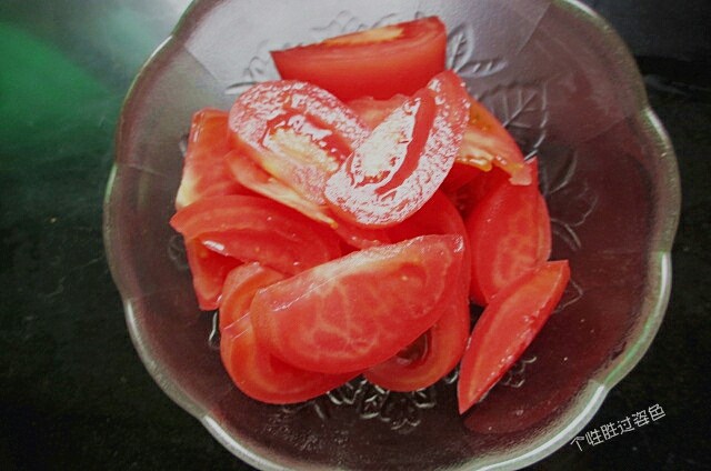 番茄金针菇蛋汤,<a style='color:red;display:inline-block;' href='/shicai/ 59'>番茄</a>去蒂,切成小块