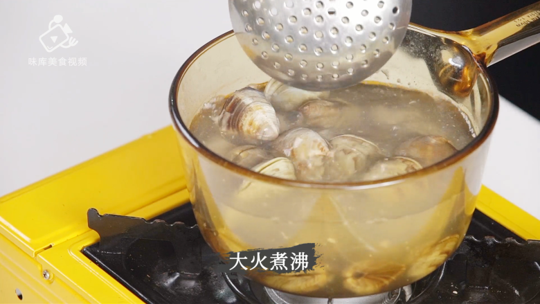 白贝豆腐萝卜汤,夏季消暑滋补必备 ,大火煮沸