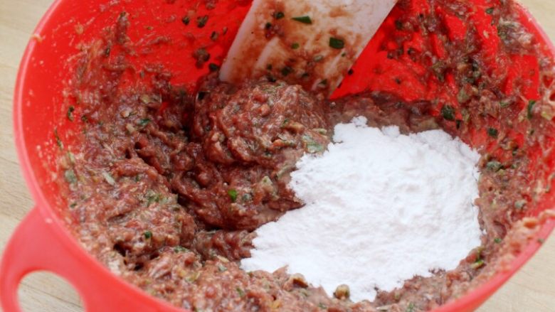 茄汁牛肉丸子烩饭,
5.加入面粉约30克拌均。注:这儿也可用土豆淀粉、地瓜粉、面包屑。