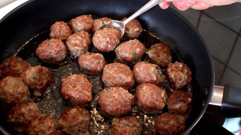 茄汁牛肉丸子烩饭,
6.平底锅倒入略多些油,油要完全盖住锅底。
当油温热的时候,用虎口挤出一个丸子,然后用个小勺子挖入油锅中,就这样做完全部的丸子。