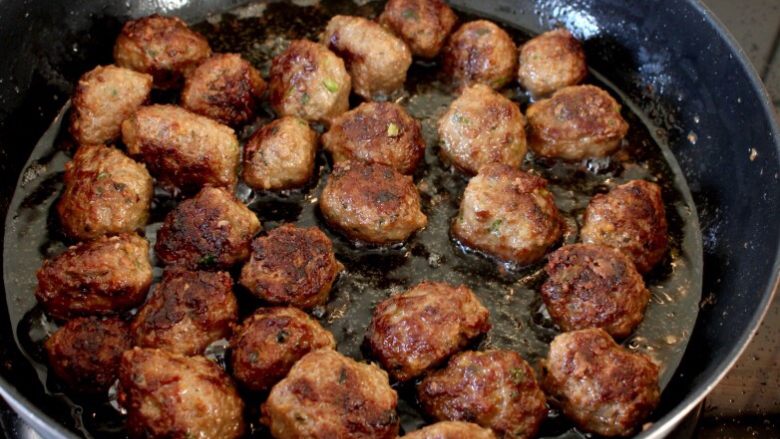 茄汁牛肉丸子烩饭,
7. 记住中间要不停地翻面,煎好的要取出来。全程保持中火,火大了就焦掉了。