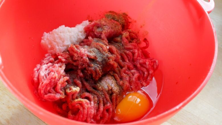 茄汁牛肉丸子烩饭,
3.牛肉泥内加入<a style='color:red;display:inline-block;' href='/shicai/ 762'>老抽</a>5克、<a style='color:red;display:inline-block;' href='/shicai/ 788'>生抽</a>15克、糖2克、盐2克 、米酒2汤匙、<a style='color:red;display:inline-block;' href='/shicai/ 9'>鸡蛋</a>1个、适量的<a style='color:red;display:inline-block;' href='/shicai/ 134340'>黑胡椒粉</a>和<a style='color:red;display:inline-block;' href='/shicai/ 829'>十三香</a>拌均。


