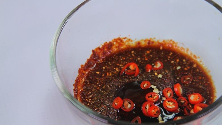 麻香酸辣毛豆,再放入比辣椒多1.5倍的麻椒粉,少量的<a style='color:red;display:inline-block;' href='/shicai/ 10588'>糖</a>还有耗油和小米辣。