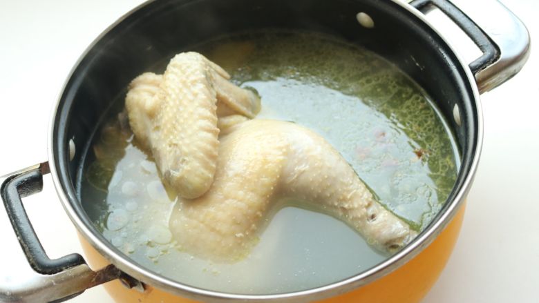 葱油白斩鸡,请输入文字说明放入鸡,烧开后转中小火煮20分钟,再焖5分钟,能扎透没有血水就可以。