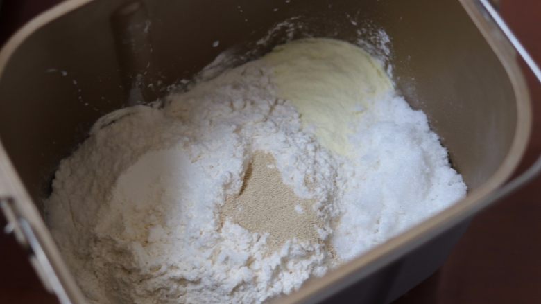 牛奶土司,2.入面包机,先放液体再放粉类(酵母不能与盐放到一块)