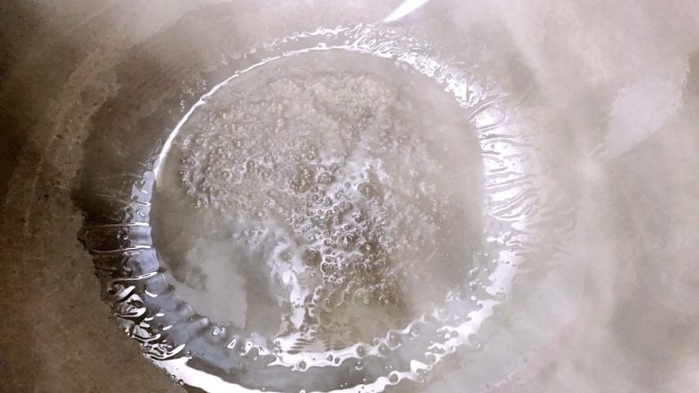 红烧排骨,小火慢慢熬,熬到糖的焦香散发出来,颜色变成浅褐色。