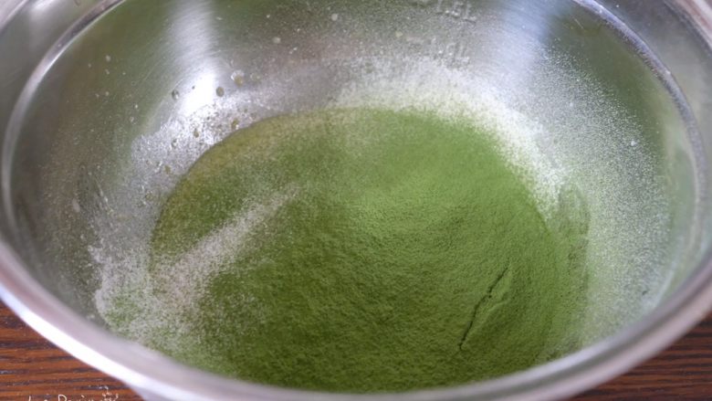 中空抹茶戚风蛋糕,筛入低筋粉和抹茶粉。
这个抹茶粉,
一是要选用好品质的,
二是要放足量,
不然肯定影响成品颜色啊!