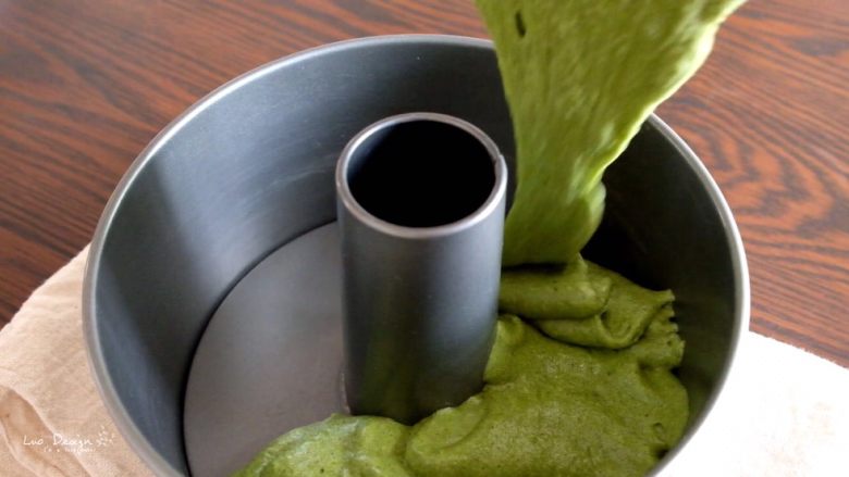 中空抹茶戚风蛋糕,拌好的面糊倒入模具。
活底的比较好脱模。