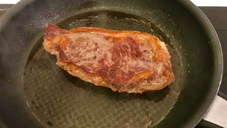 米其林主廚⭐️教我如何煎牛排🐃
簡單又神好吃,5分鐘後,翻面
再用鍋鏟稍微按壓,使受熱平均,約2分鐘
在牛排上放一小塊奶油提味,即可起鍋