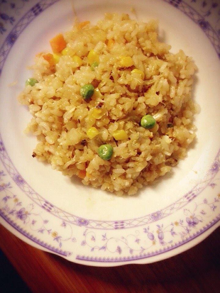 蟹肉咸蛋黄炒饭,等到米饭炒到比较干的时候,就可以起锅
