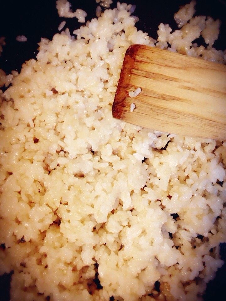 蟹肉咸蛋黄炒饭,平底锅加热,倒入少许椰子油,米饭下锅翻炒