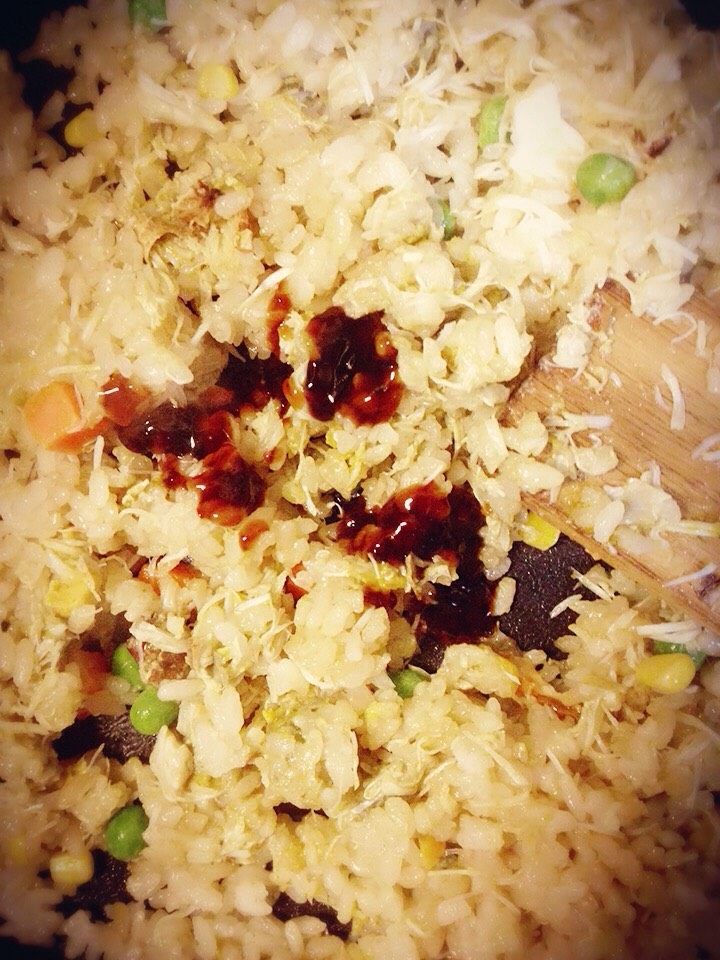 蟹肉咸蛋黄炒饭,再淋入一点蚝油,继续翻炒