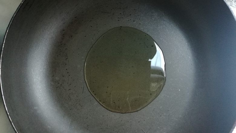 剩米饭华丽大变身——虾仁焗饭,炒锅坐火上烧热,放适量油。