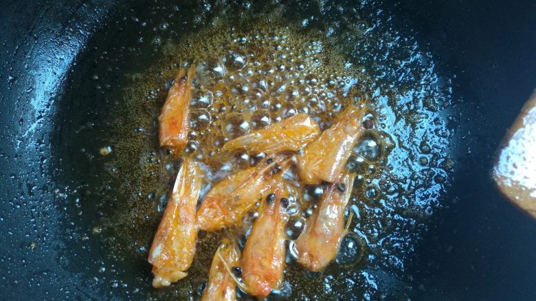 剩米饭华丽大变身——虾仁焗饭,下入鲜虾头,一遍翻炒一般压挤虾头,煸出红油,捞出不用。