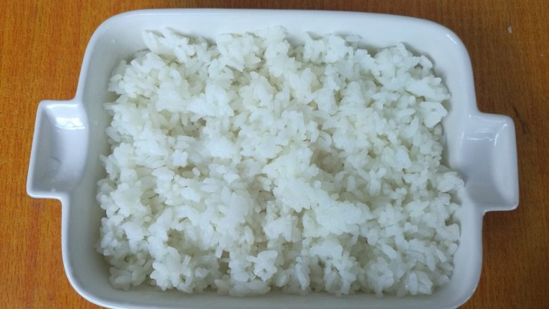 剩米饭华丽大变身——虾仁焗饭,米饭放在烤箱专用的烤盘,铺满。