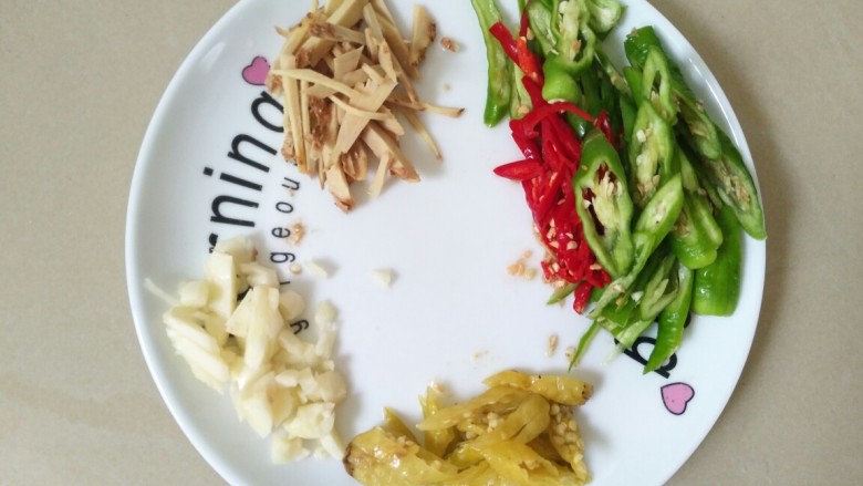 香辣鸡杂―小炒,切好配料待用,如图