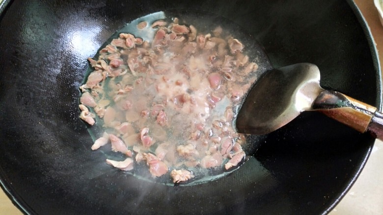 香辣鸡杂―小炒,锅里放水烧开,放鸡杂煮3分钟左右,7分熟,不能煮太久,不然老了不好吃