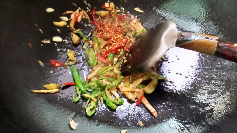 香辣鸡杂―小炒,放入干粉辣椒,盐翻炒两下