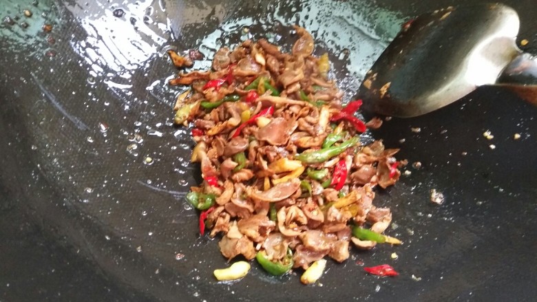 香辣鸡杂―小炒,最后放酱油翻炒1分钟左右,出锅。完成