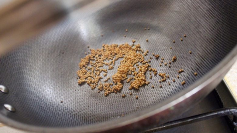 低卡健康印度三文鱼炒饭,他会和爆米花一样蹦,开始蹦的时候把火弄小一点