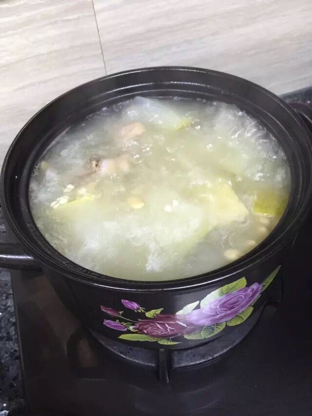 冬瓜薏米水鸭汤,把所有食材放入砂锅中,一次性加足水,大火煮开转小火煲一个半小时