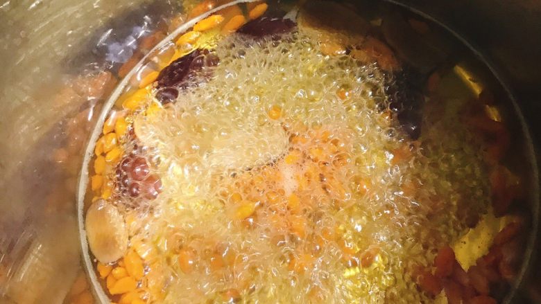 花胶牛奶露,锅内加入适量的水,一会要淹没花胶的就可以了。水沸腾后放入枸杞红枣(保持中火)