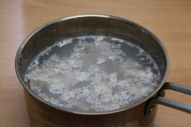 香辣土豆猪骨干锅,烧开适量水,倒入猪骨头焯煮10分钟