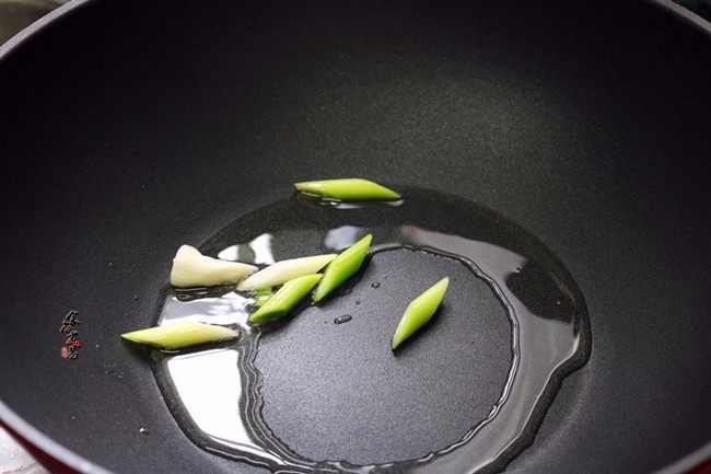 香辣土豆猪骨干锅,热锅倒油,下蒜梗爆香