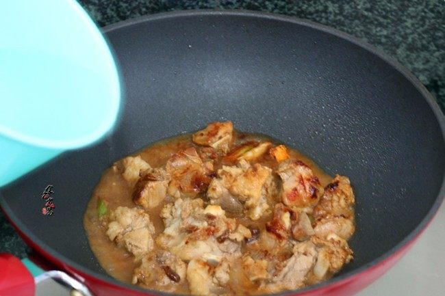 香辣土豆猪骨干锅,倒入3碗左右清水,拌匀食材