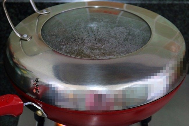 香辣土豆猪骨干锅,遮上锅盖,大火焖煮半小时左右