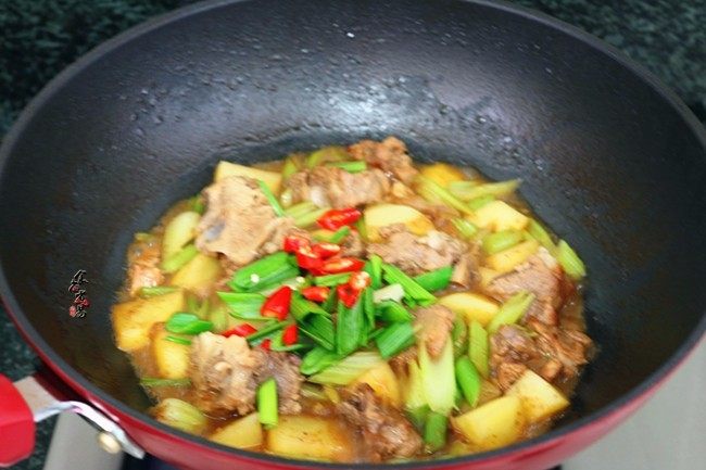 香辣土豆猪骨干锅,煮至汤汁收干,土豆绵软、加上蒜叶和<a style='color:red;display:inline-block;' href='/shicai/ 82'>小米椒</a>,翻炒均匀即可