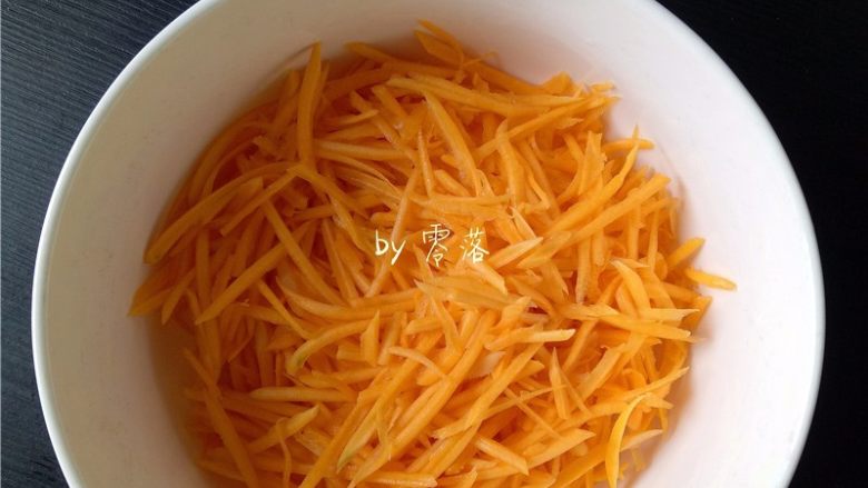 酸辣汤粑粑,南瓜去皮去瓤,洗净后,刨丝;