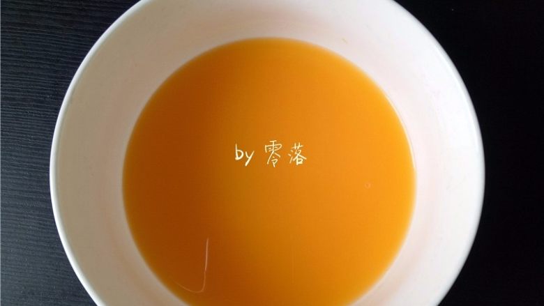 酸辣汤粑粑,将南瓜放入料理机,调入少量清水,制成<a style='color:red;display:inline-block;' href='/shicai/ 67964'>南瓜汁</a>;