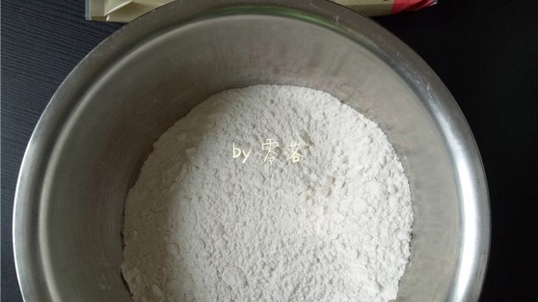 酸辣汤粑粑,无油无水的干净容器里,称入258g面粉;