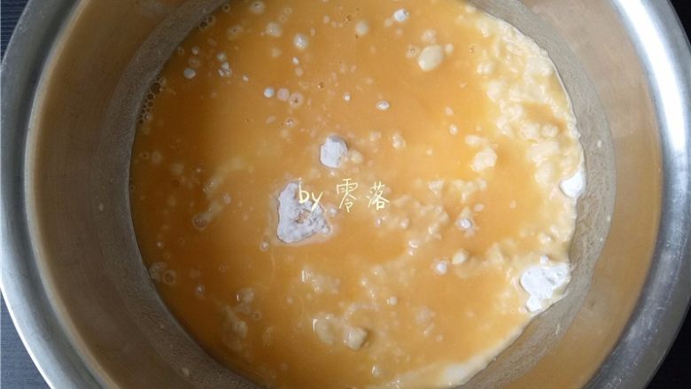 酸辣汤粑粑,倒入125g南瓜汁;