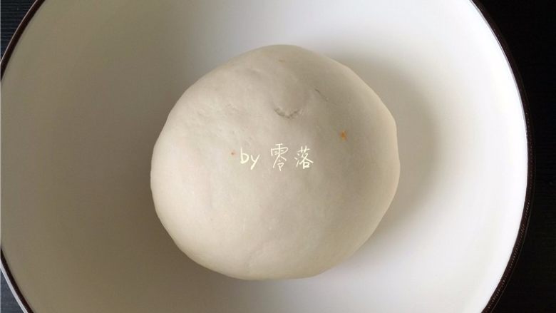 酸辣汤粑粑,松弛后,再揉成一个光滑的面团;