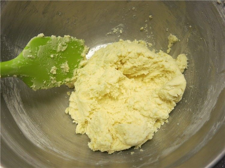 流心芝士挞,用刮刀拌匀,成为挞皮面团