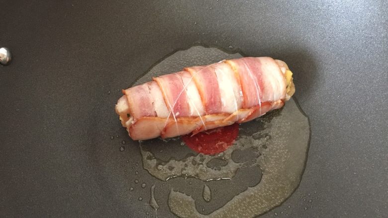 培根奶酪鸡肉卷,放入腌制好的鸡肉卷,煎至培根上色收紧,中途不断翻面使受热均匀。
