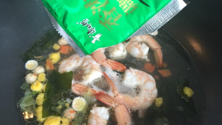 鲜虾脆面盏,锅内放适量水烧开,加入方便面内蔬菜、酱料、和适量的调味料,加入虾仁煮熟。
